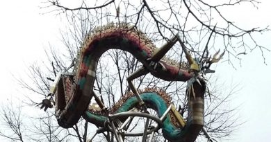 Dragon’s Gate, a metal statue created by Peter Dunn, comprising of two guarding dragons – is believed to mark a mid-point between the various areas where Chinese people lived.