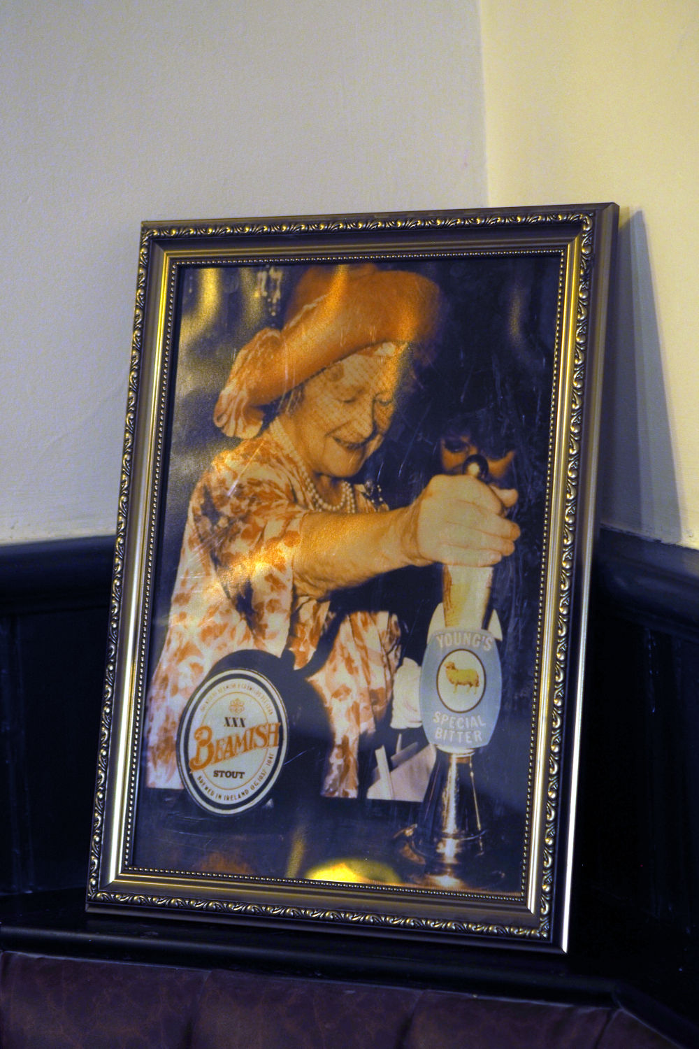 The Queen Mother pulling a pint at The Queen's Head.